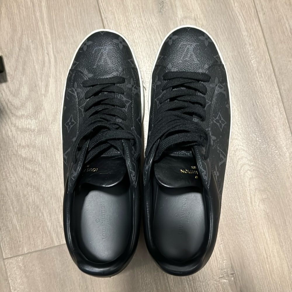 Louis Vuitton Sneakers Size 8 mens like brand new